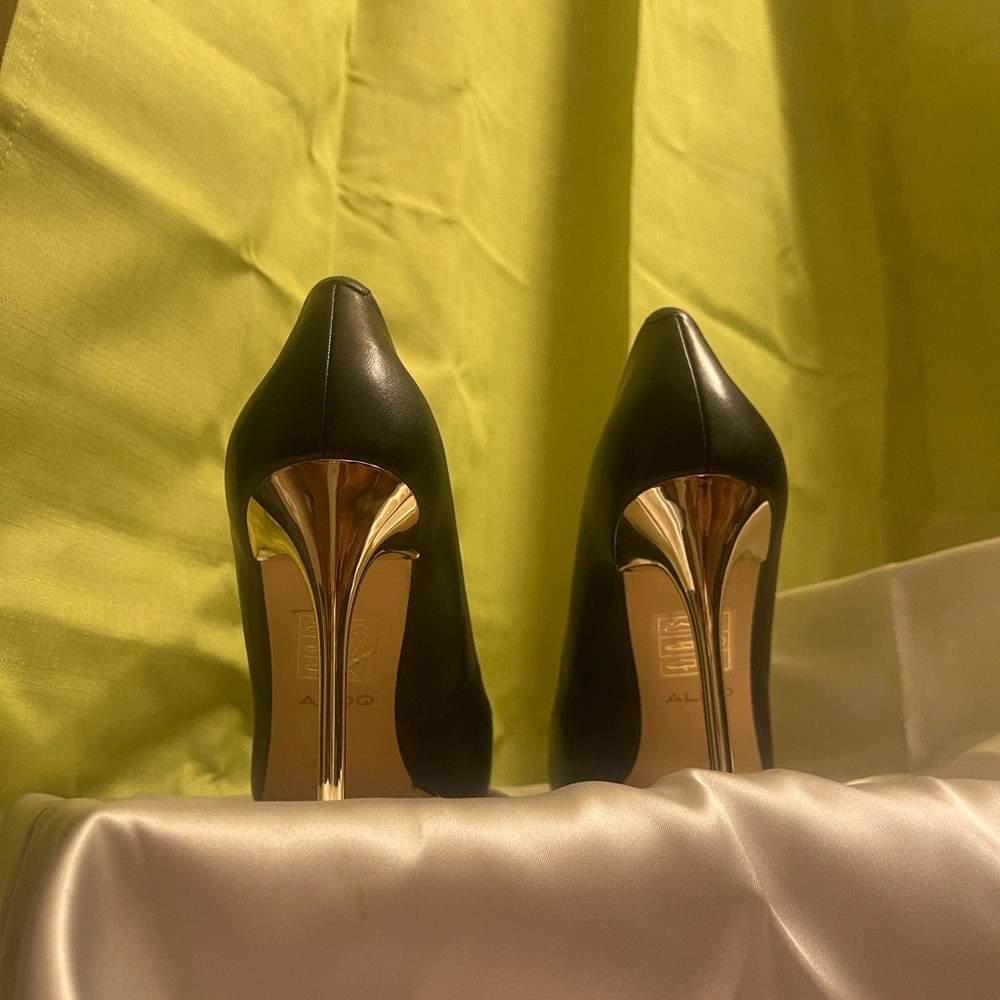 Nice black pump with hold heel